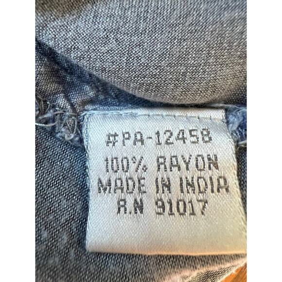 Solitere chambray blue embroidered V-neck button down top, women's size M - Picture 8 of 9